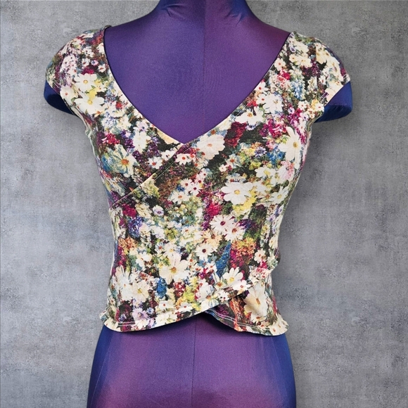 Guess Y2K Floral Faux Wrap Crop Top Short Sleeve Size Small Women's R47‎ - Picture 1 of 7